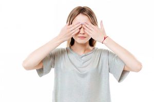 В Иркутске лечат ослепшую из-за контактных линз девушку из Читы