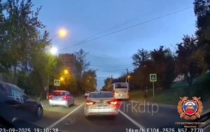 Водителя автобуса №80 в Иркутске наказали за грубое нарушение ПДД - Верблюд в огне