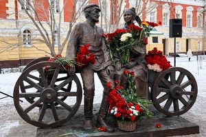 Памятник народным артистам России Наталии Королевой и Виталию Венгеру открыли в Иркутске