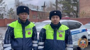 Годовалого ребенка помогли довезти до больницы полицейские в Иркутске