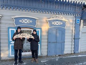 Иркутские студенты изготовили деревянное украшение для старинной усадьбы