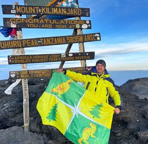 Альпинист из Приангарья поднялся на Килиманджаро с флагом Чунского округа