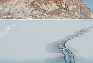 10-километровая трещина образовалась на льду Байкала