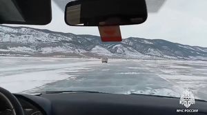 Отчаянных водителей продолжают ловить на льду Байкала