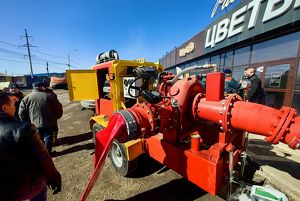 Власти и волонтеры спасают Хомутово от подтопления