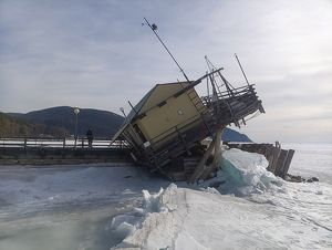 Ученые рассказали, как будут спасать вывернутый льдом причал возле Больших Котов
