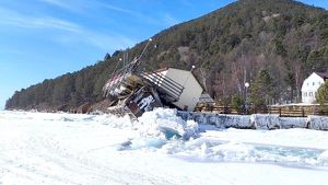 Сдвинувшийся на Байкале лед вывернул многотонный причал возле Больших Котов