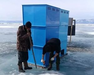 Со льда Байкала вывезли временные туалеты после закрытия ледовой переправы