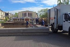 Подростки помочились в фонтан в центре Братска – чашу моют, хулиганов ищут