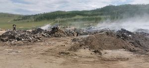 Горящую свалку тушат в Ольхонском районе: угрозы жителям нет