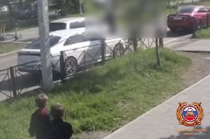 Две девочки на одном самокате попали под колеса в Иркутске