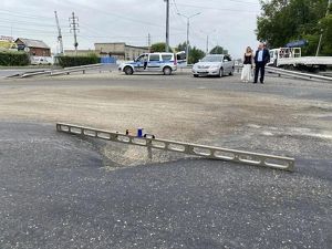 До 1 сентября устранят провал асфальта на Трактовой в Иркутске