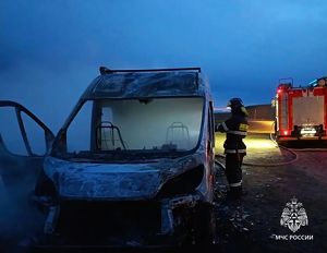 Дом на колесах сгорел на берегу Байкала - Верблюд в огне